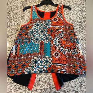 Opened lower back patterned top! Note, not sure of size, but fits like a Medium!